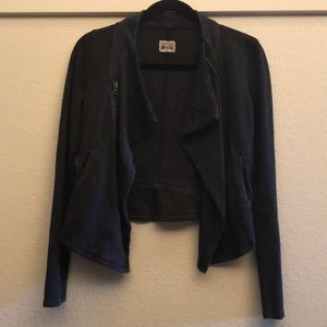 Dark grey Converse top.